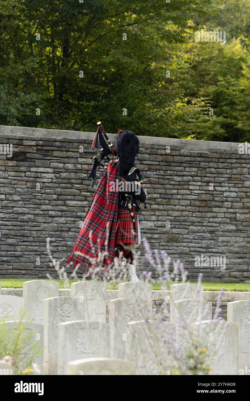 Loos-en-Gohelle, Francia. 26 settembre 2024. Un pifferaio di 3 Scots Black Watch Battalion interpreta un lamento per la sepoltura di due soldati scozzesi sconosciuti della prima guerra mondiale. Foto Stock