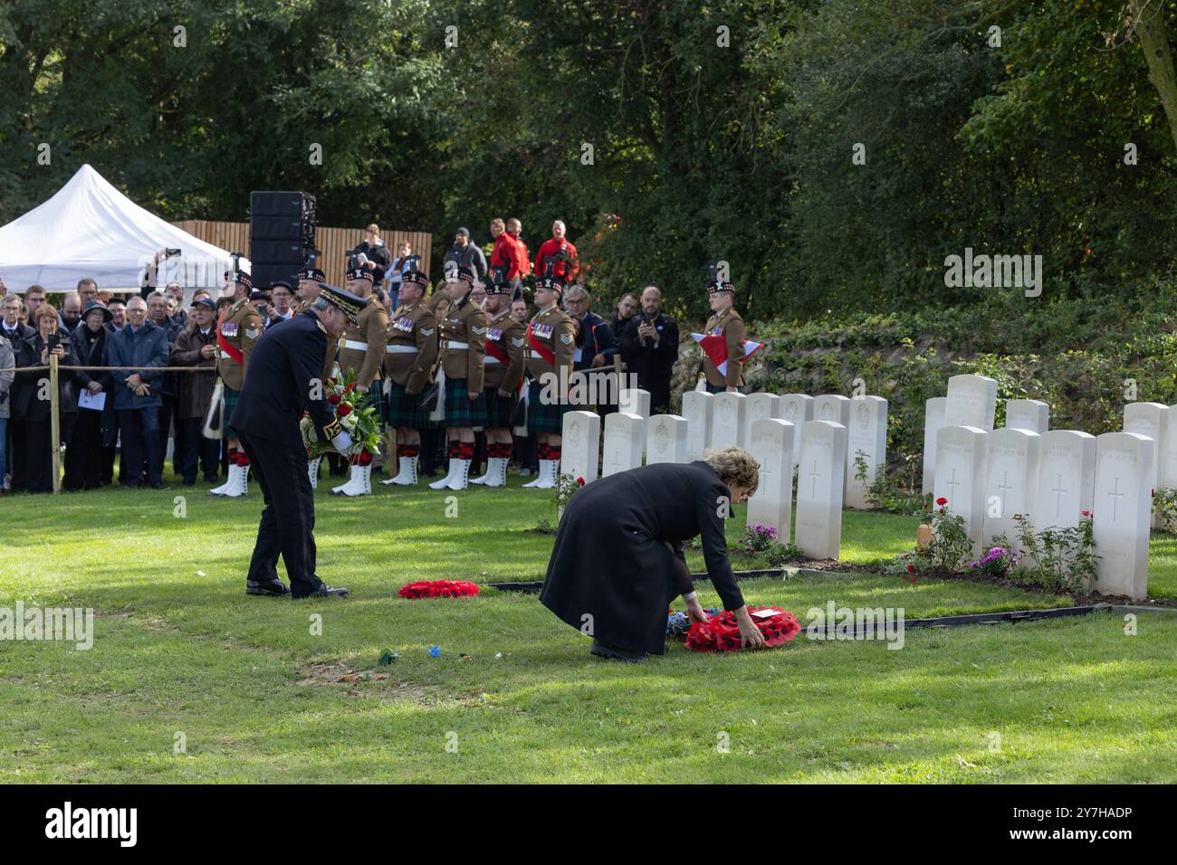 Loos-en-Gohelle, Francia. 26 settembre 2024. L'ambasciatrice britannica Dame Menna Rawlings posa una corona sulla tomba di un ignoto soldato scozzese della prima guerra mondiale. Foto Stock