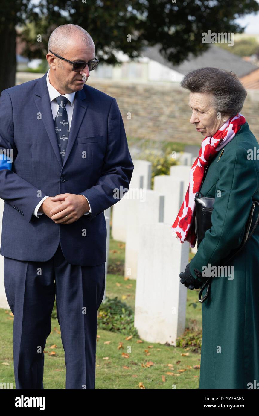 Loos-en-Gohelle, Francia. HRH The Princess Royal inaugurando il cimitero britannico di Loos con alti funzionari della Commonwealth War Graves Commission. Foto Stock