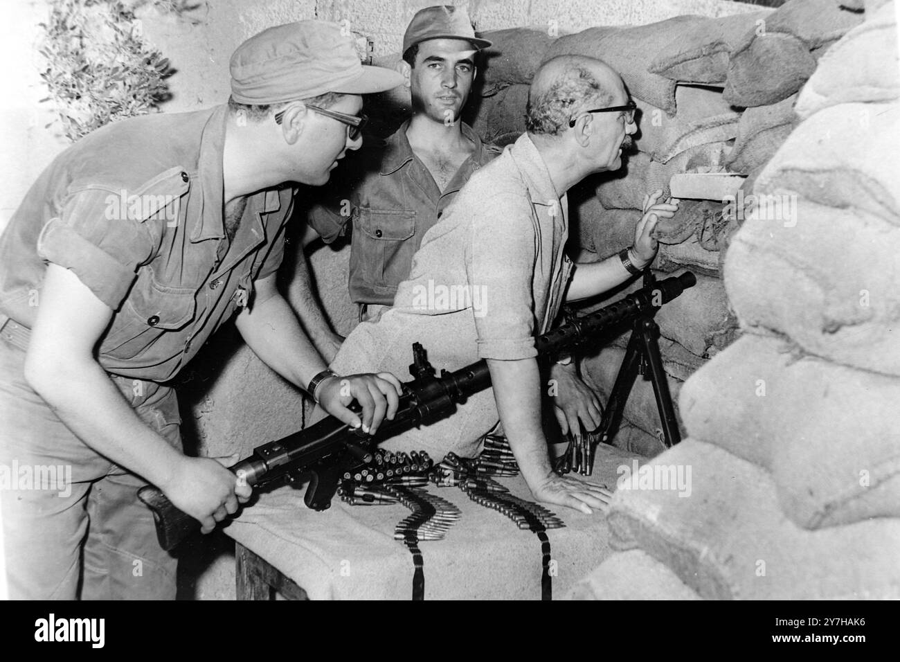 GENERALE GEORGE GRIVAS IN TRINCEA A NICOSIA, CIPRO / ; 12 LUGLIO 1964 Foto Stock