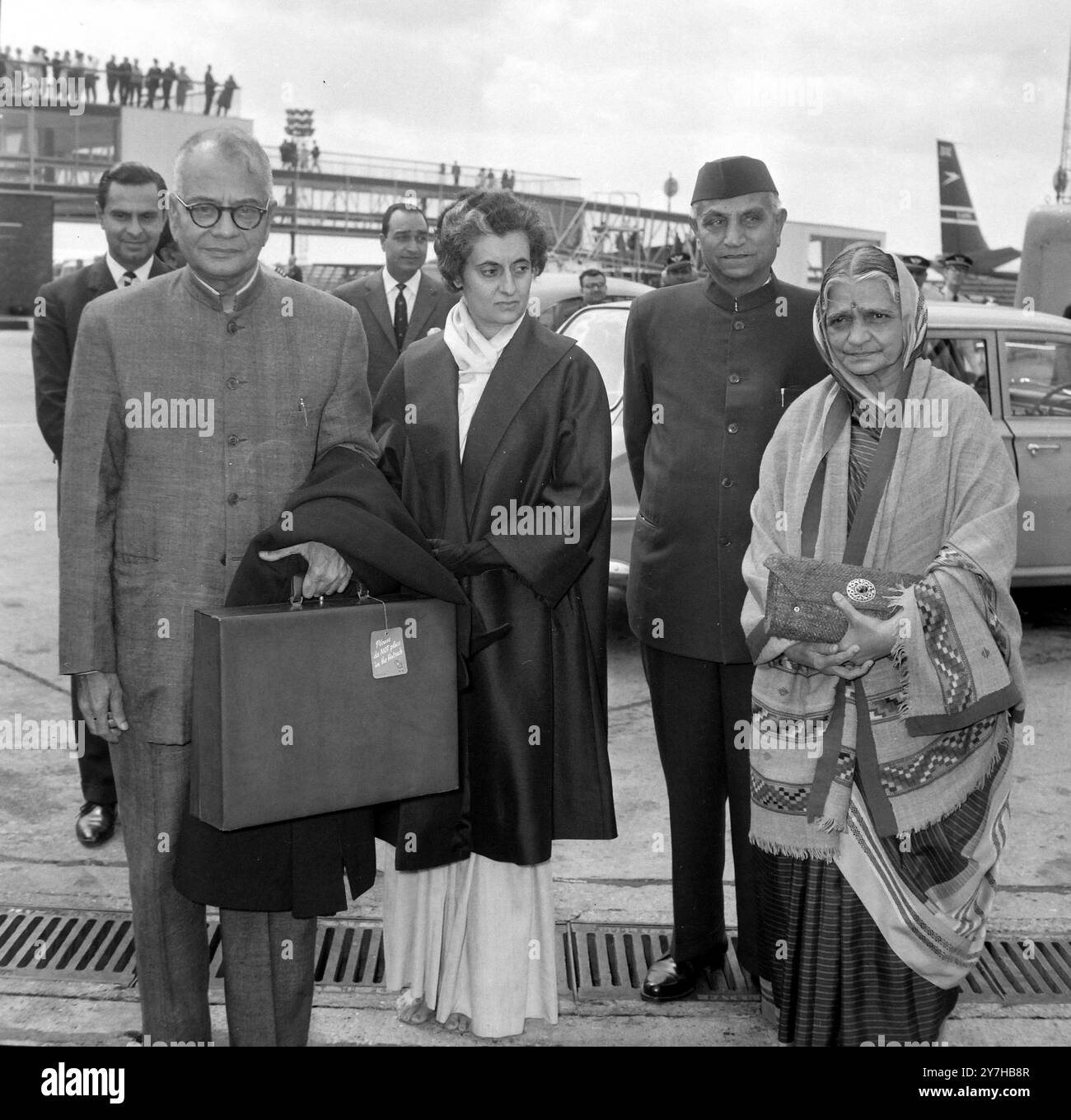 INDIRA GANDHI CON KRISHNAMACHARI ALL'AEROPORTO DI LONDRA / ; 7 LUGLIO 1964 Foto Stock