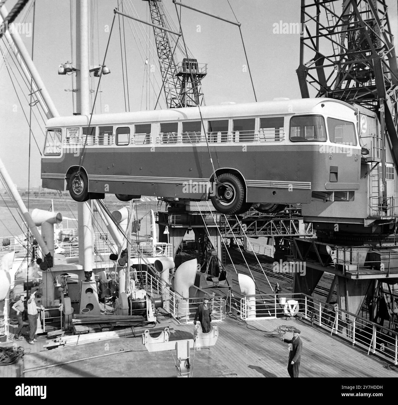 La visione generale di questa mattina di uno dei primi sedici autobus Leyland che vengono imbarcati a bordo della MV Heinrich Hein al molo di Dagenham, la cui destinazione è Cuba. Leylands, che ha 950 autobus in ordine, non è riuscito a trovare spedizionieri britannici per portarli. L'Heinrich Hein è di proprietà della Deutsche Seereederei nella Germania dell'Est, è registrato a Rostock ed è stato costruito nel 1938 a Hoboken in Belgio. LUGLIO 1964 Foto Stock