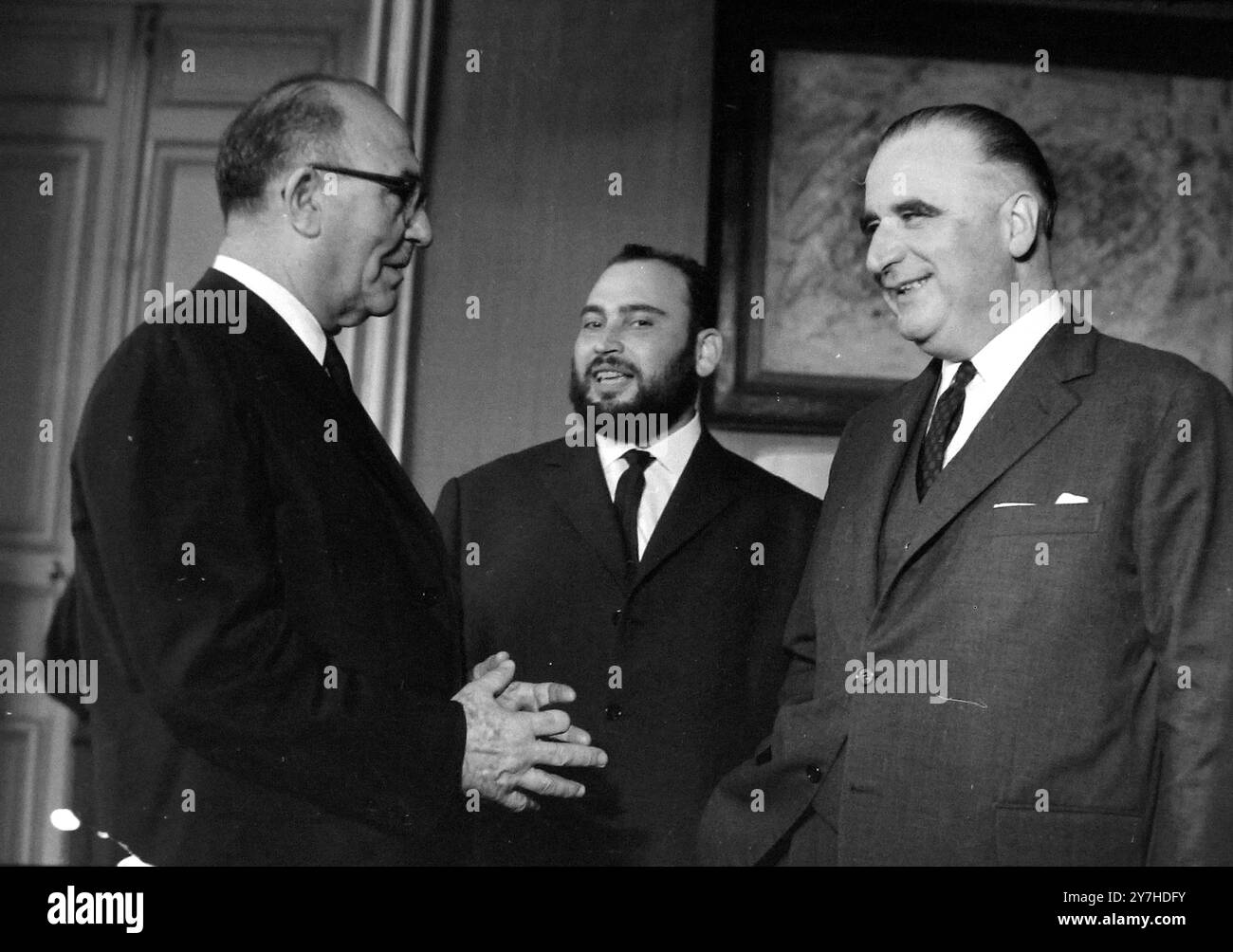 IL PREMIER ISRAELIANO LEVI ESHKOL CON IL PREMIER FRANCESE GEORGES POMPIDOU A PARIGI / ; 30 GIUGNO 1964 Foto Stock