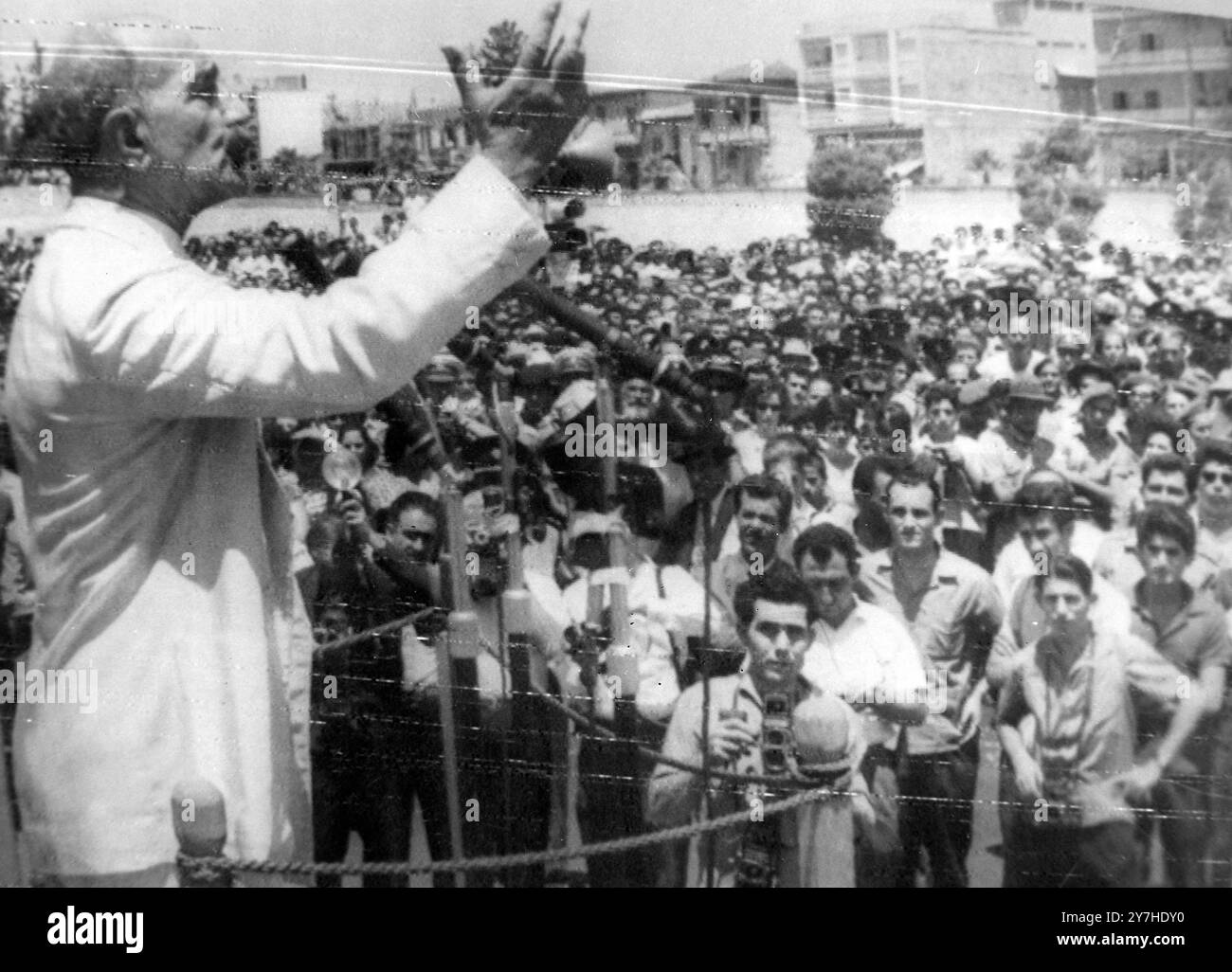 IL GENERALE GEORGE GRIVAS CON LA FOLLA GRECO-CIPRIOTA A NICOSIA, CIPRO / ; 28 GIUGNO 1964 Foto Stock