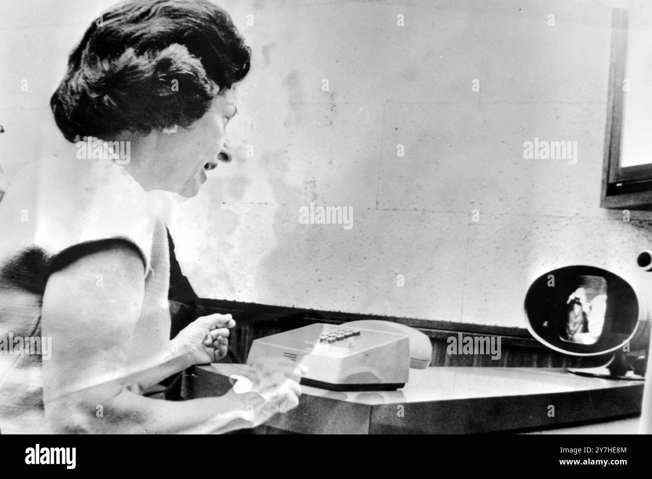 First Lady of America, la signora Claudia Johnson viene mostrata mentre ha parlato con la dottoressa Elizabeth A Wood per mezzo di un mezzo di comunicazione " visto mentre parla " che è stato inaugurato qui il 24 giugno. La signora Johnson era alla National Geographic Society di Washington DC e il dottor Wood, che rappresentava i Bell Laboratories, era a New York, USA26 GIUGNO 1964 Foto Stock