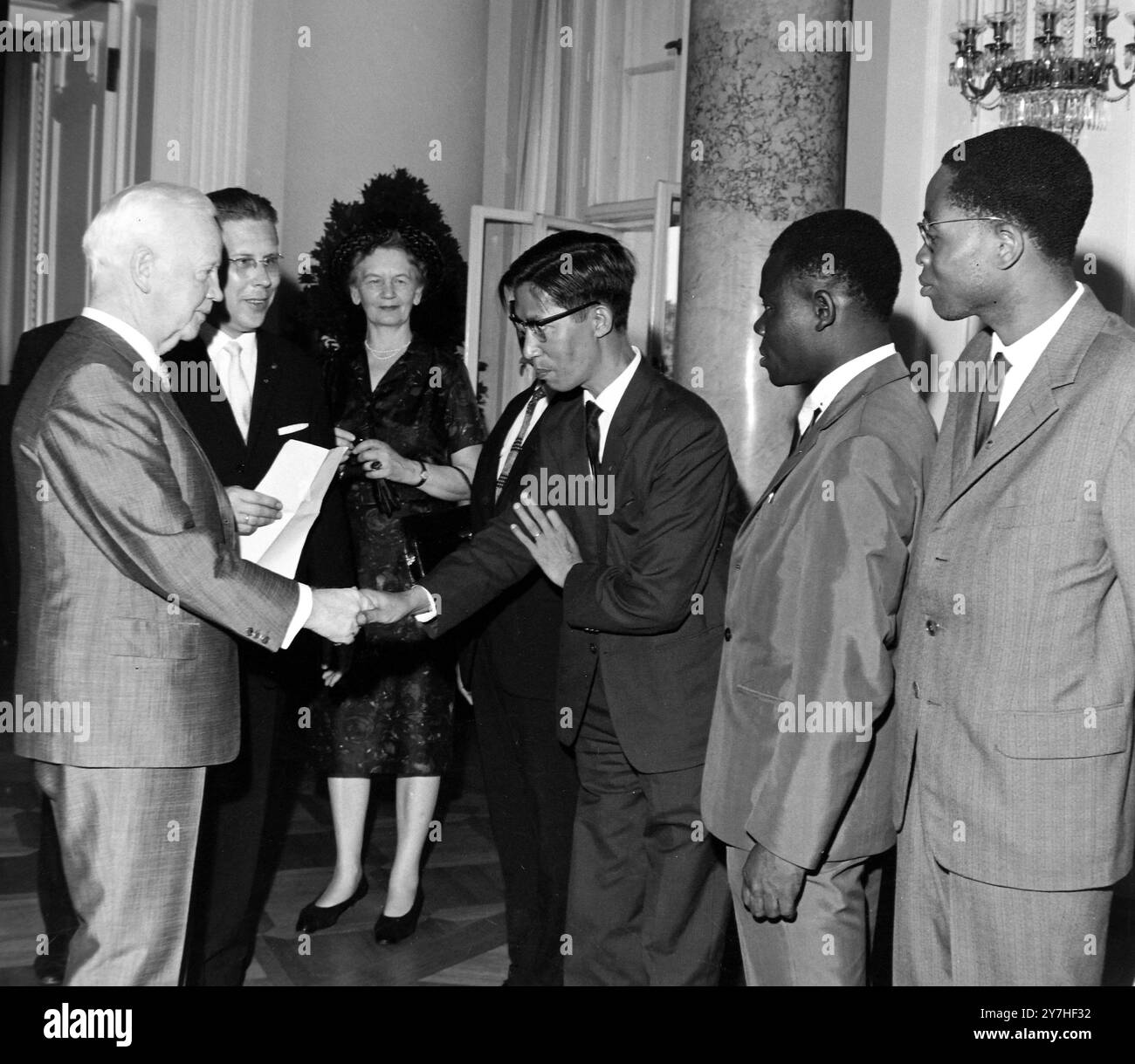 IL PRESIDENTE DELLA GERMANIA OVEST HEINRICH LUEBKE E NGUYEN VAN THANG STRINGONO LA MANO A BERLINO / ; 22 GIUGNO 1964 Foto Stock