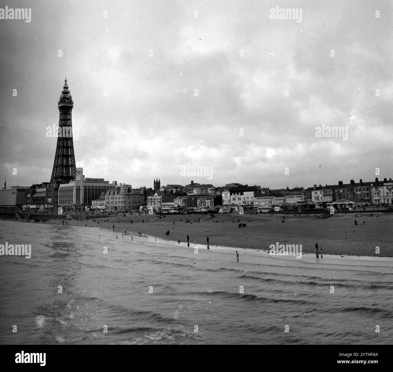 VISTA SUL MARE A BLACKPOOL CON UNA TORRE; 19 GIUGNO 1964 Foto Stock