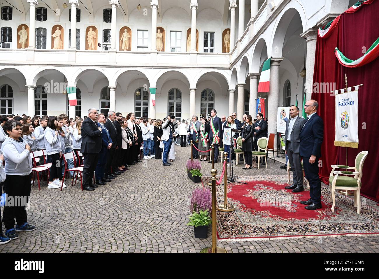 Gorla minore va Giuseppe Valditara dell'Educazione visita il Collegio rotondi per celebrare il 425° anniversario della sua fondazione. Nella foto: Giuseppe Valditara dell'Educazione visita il Collegio rotondi Foto Stock