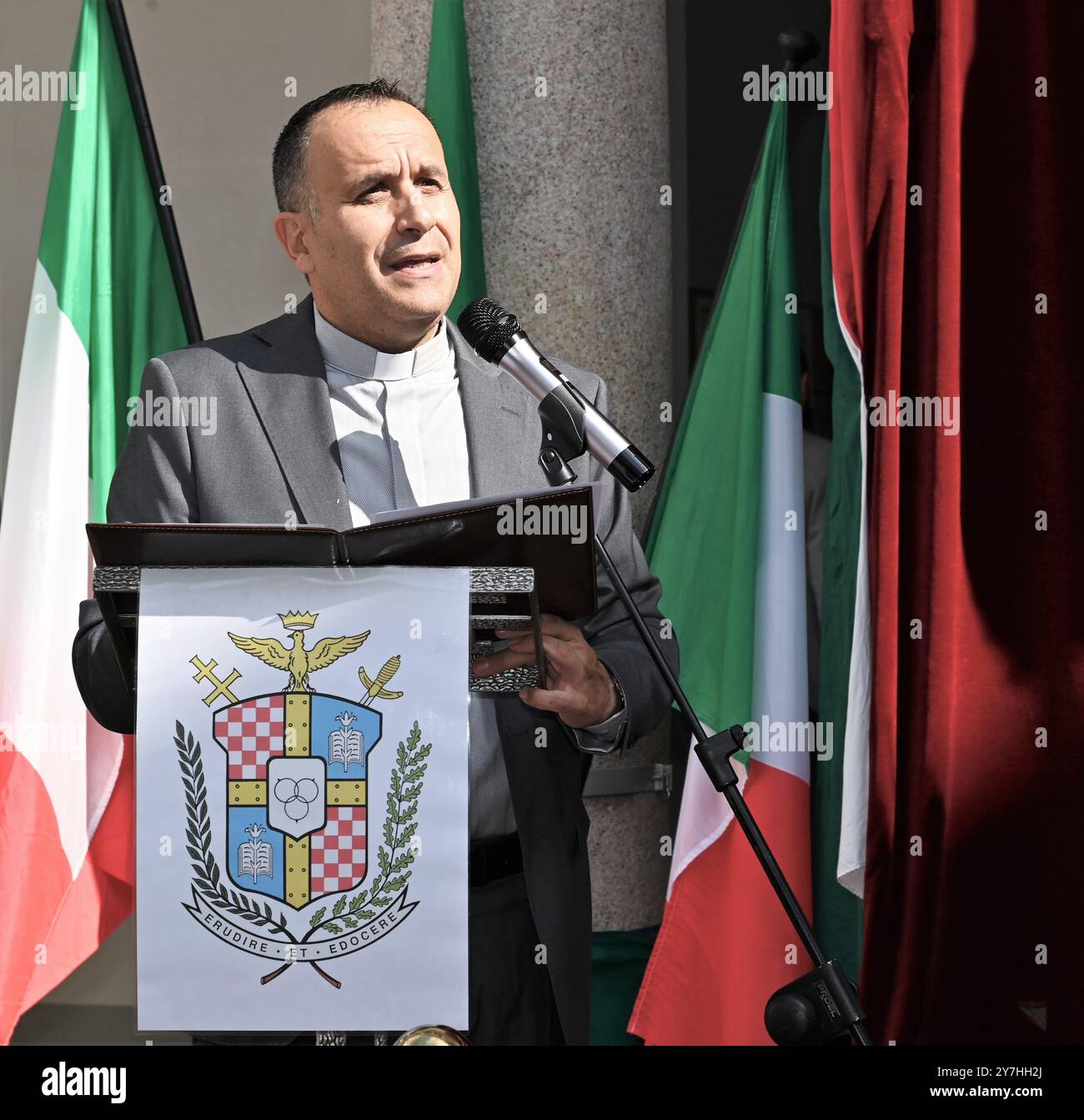 Gorla minore va Giuseppe Valditara dell'Educazione visita il Collegio rotondi per celebrare il 425° anniversario della sua fondazione. Nella foto: Don Andrea Cattaneo, Rettore del Collegio rotondi Foto Stock