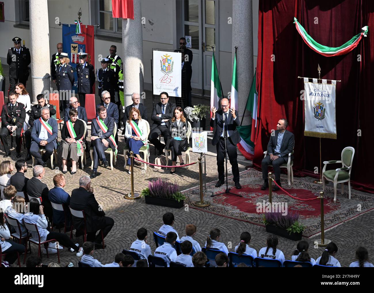 Gorla minore va Giuseppe Valditara dell'Educazione visita il Collegio rotondi per celebrare il 425° anniversario della sua fondazione. Nella foto: Giuseppe Valditara dell'Educazione visita il Collegio rotondi Foto Stock