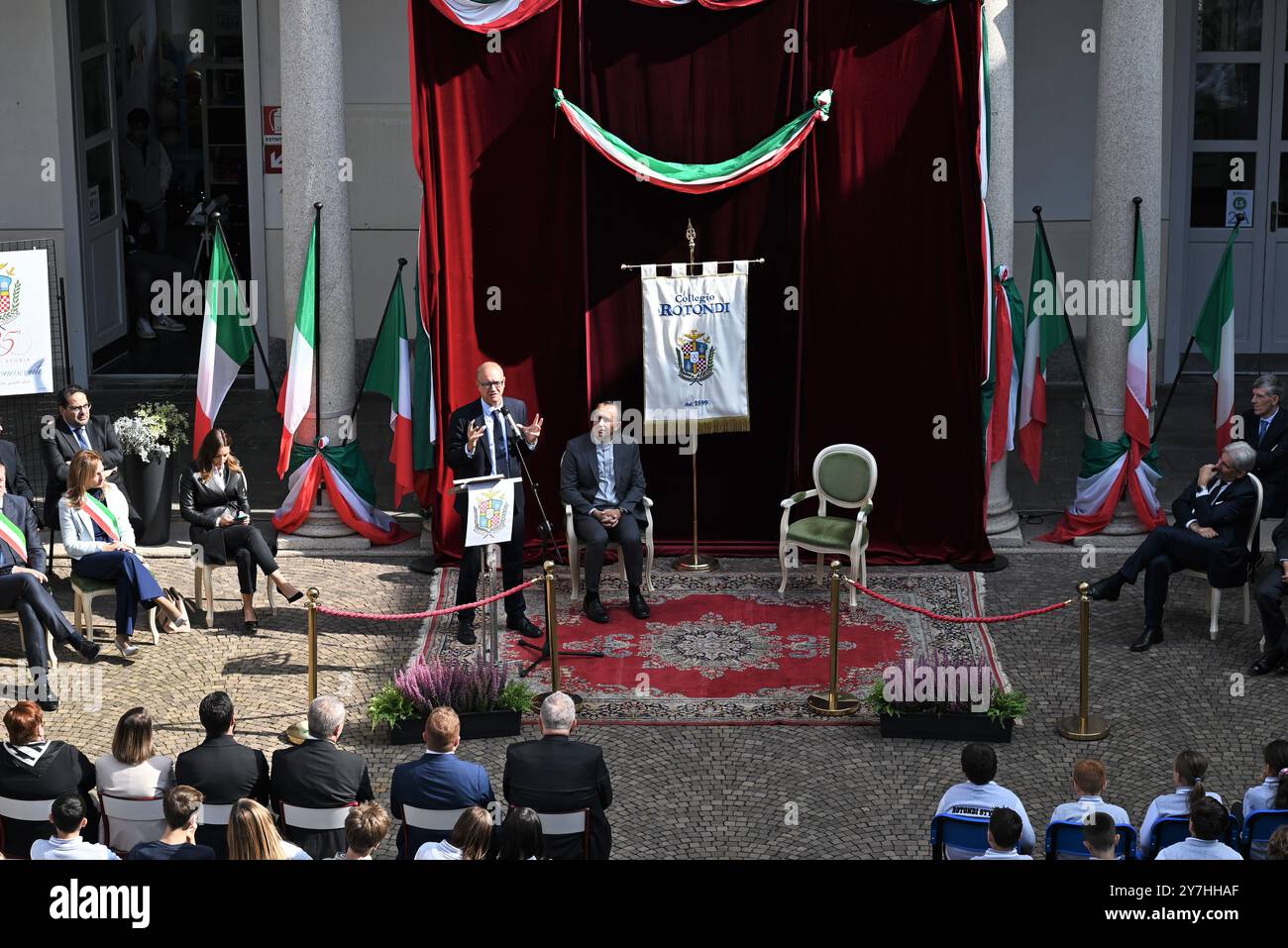 Gorla minore va Giuseppe Valditara dell'Educazione visita il Collegio rotondi per celebrare il 425° anniversario della sua fondazione. Nella foto: Giuseppe Valditara dell'Educazione visita il Collegio rotondi Foto Stock
