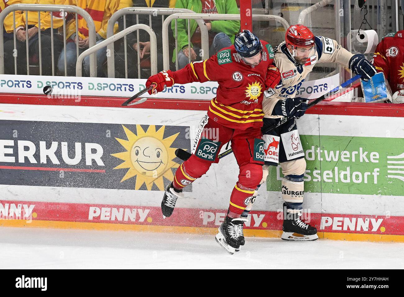 Eishockey DEL - 3. Spieltag: Düsseldorfer EG vs Schwenninger Wild Wings am 27.09.2024 im PSD Bank Dome a Düsseldorf Düsseldorfs Brendan o`Donnell (Nr.21) checkt Schwenningens Daryl Boyle (Nr.6) foto: Osnapix Foto Stock