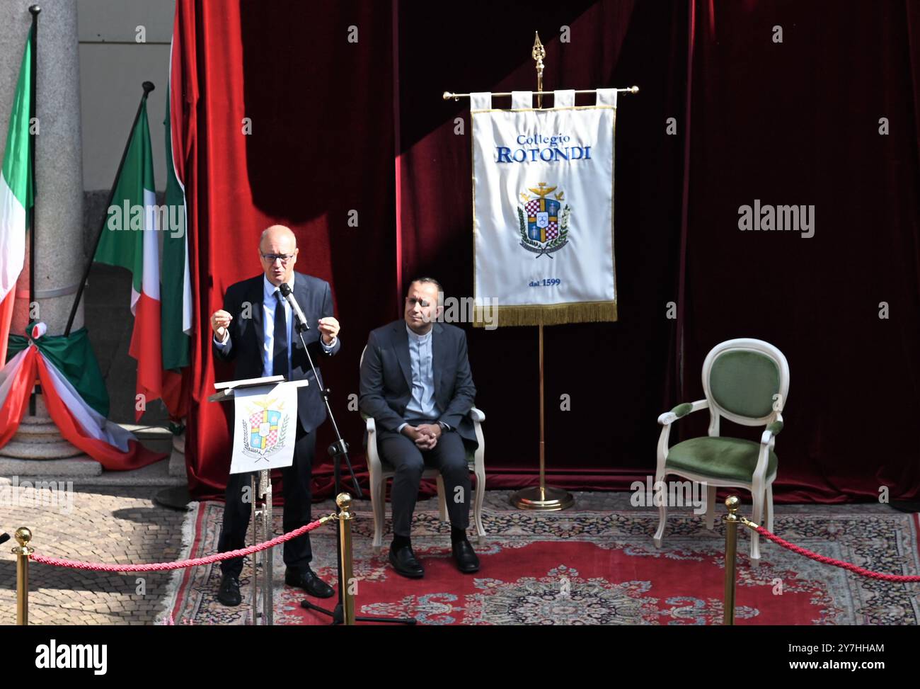 Gorla minore va Giuseppe Valditara dell'Educazione visita il Collegio rotondi per celebrare il 425° anniversario della sua fondazione. Nella foto: Giuseppe Valditara dell'Educazione visita il Collegio rotondi Foto Stock