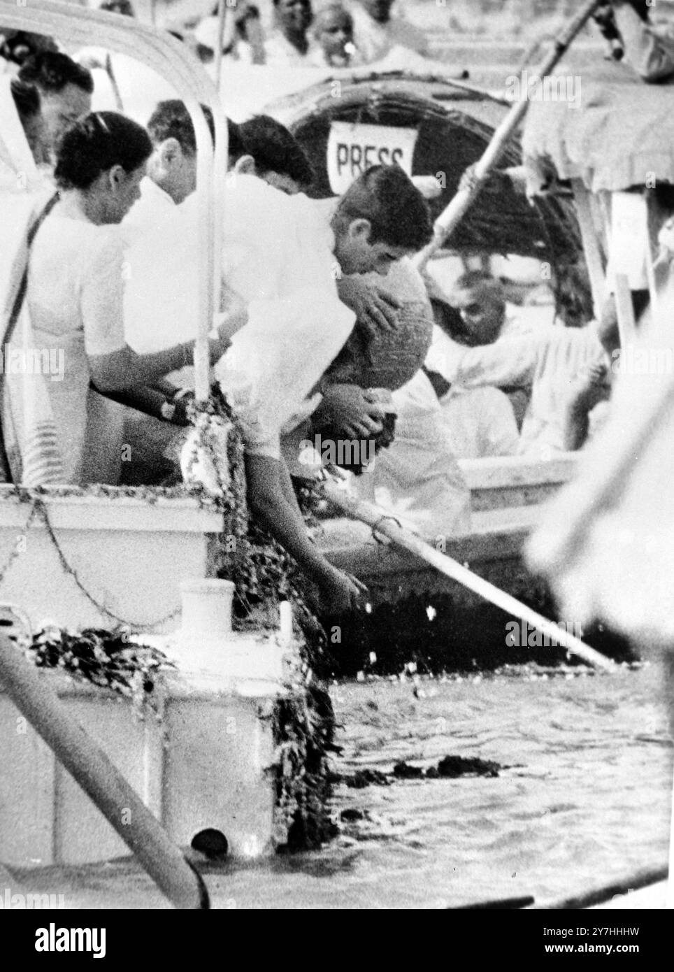 10 GIUGNO 1964 - le ceneri del defunto Premier indiano Jawaharlal Nehru vengono versate nel fiume sacro del Gange dalla signora Indira Gandhi, figlia del defunto primo ministro, e dai suoi nipoti Sanjay e Rajeev. Nuova Delhi, India. Foto Stock