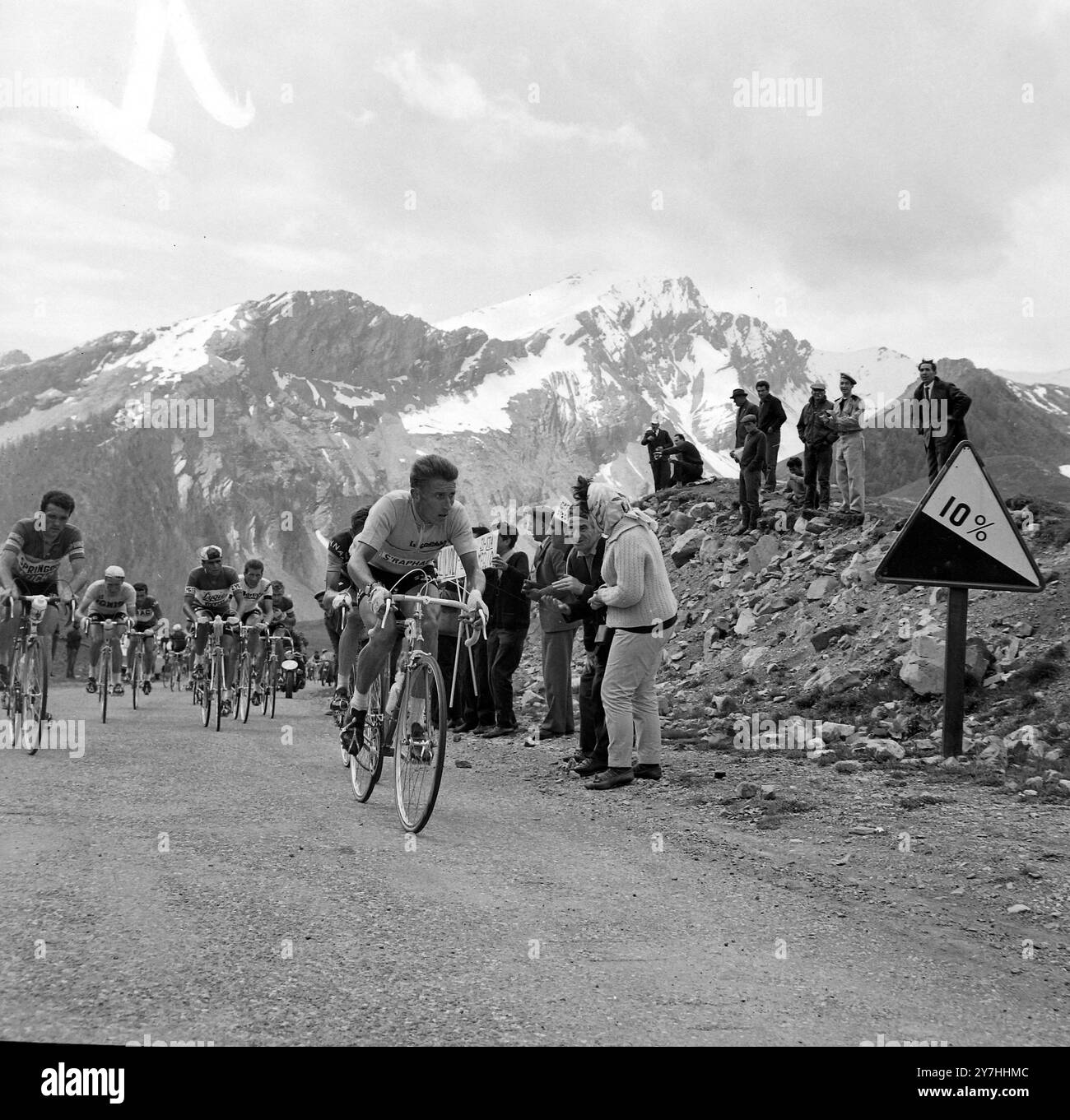 JACQUES ANQUETIL IN AZIONE GIRO CICLISTICO D'ITALIA VEDRÀ IL 21° GIRO A BIELLA / ; 9 GIUGNO 1964 Foto Stock