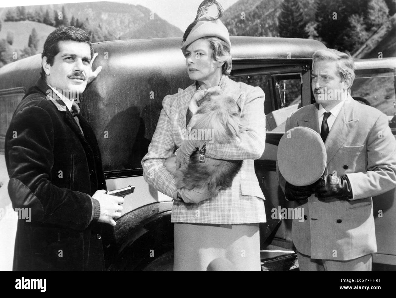 FILM YELLOW ROLLS ROYCE E OMAR SHARIF CON INGRID BERGMAN A VIENNA ; 9 GIUGNO 1964 Foto Stock