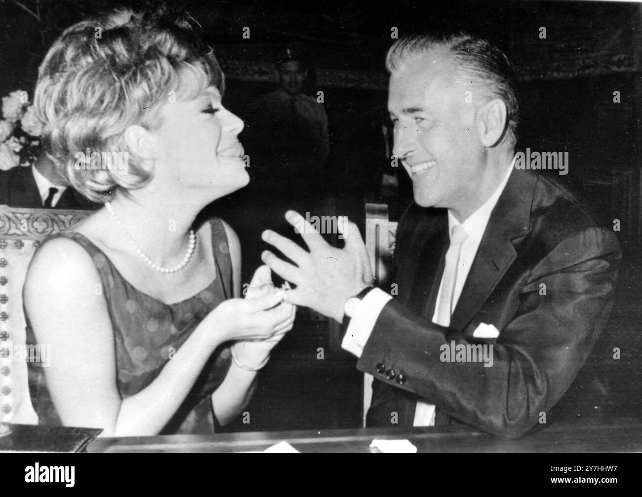 STEWART GRANGER S WEDS BELGA BELLEZZA VIVIANE LACERF A GINEVRA - ANELLI DI SCAMBIO COPPIA / ; 8 GIUGNO 1964 Foto Stock