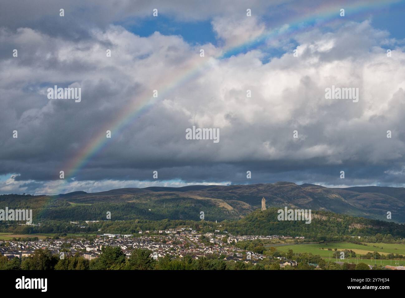 Arcobaleno sul monumento William Wallace. Stirling, Stirlingshire, Scozia Foto Stock