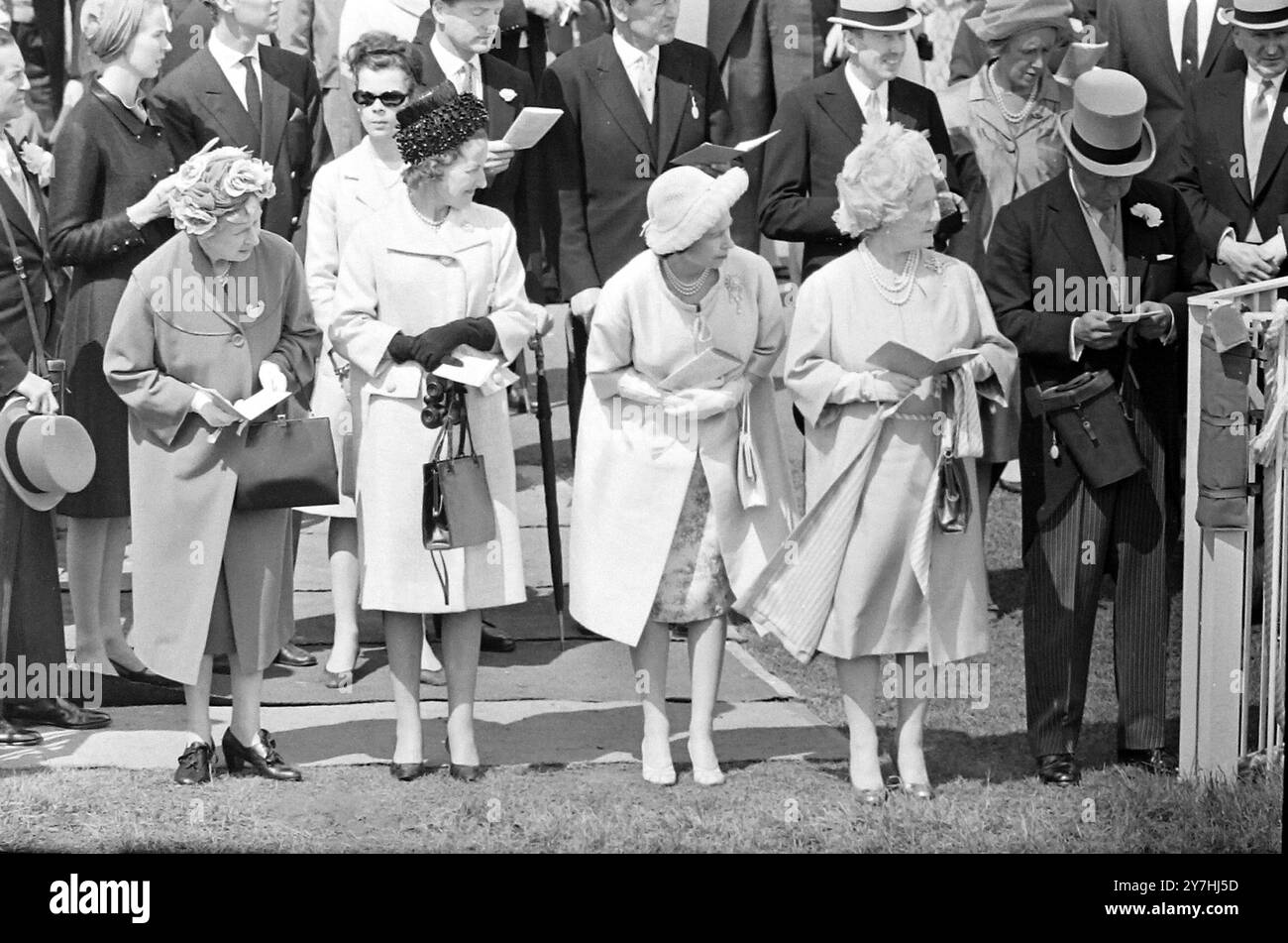 REGINA ELISABETTA II E PRINCIPESSA REALE CHE GUARDANO OAKS PUNTANO A ESPOM DERBY ; 5 GIUGNO 1964 Foto Stock