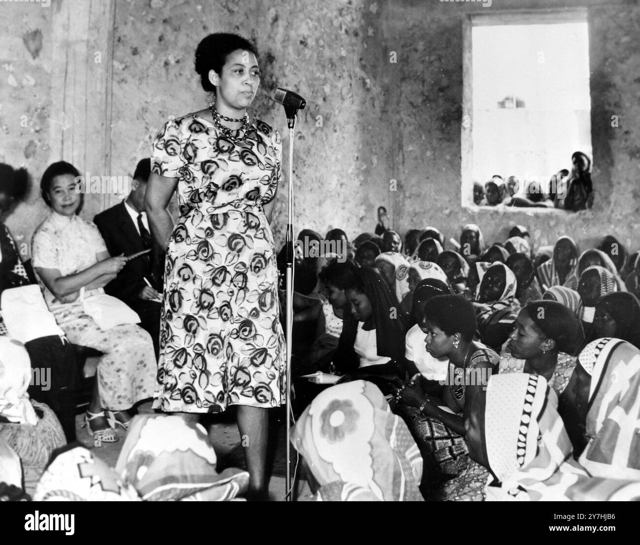 FATMA KARUME ZANZIBAR MOGLIE DEL PRESIDENTE CON KAJA BEBE / ; 4 GIUGNO 1964 Foto Stock