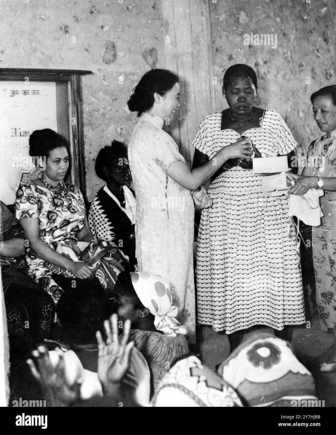 FATMA KARUME ZANZIBAR MOGLIE DEL PRESIDENTE CON KAJA BEBE / ; 4 GIUGNO 1964 Foto Stock