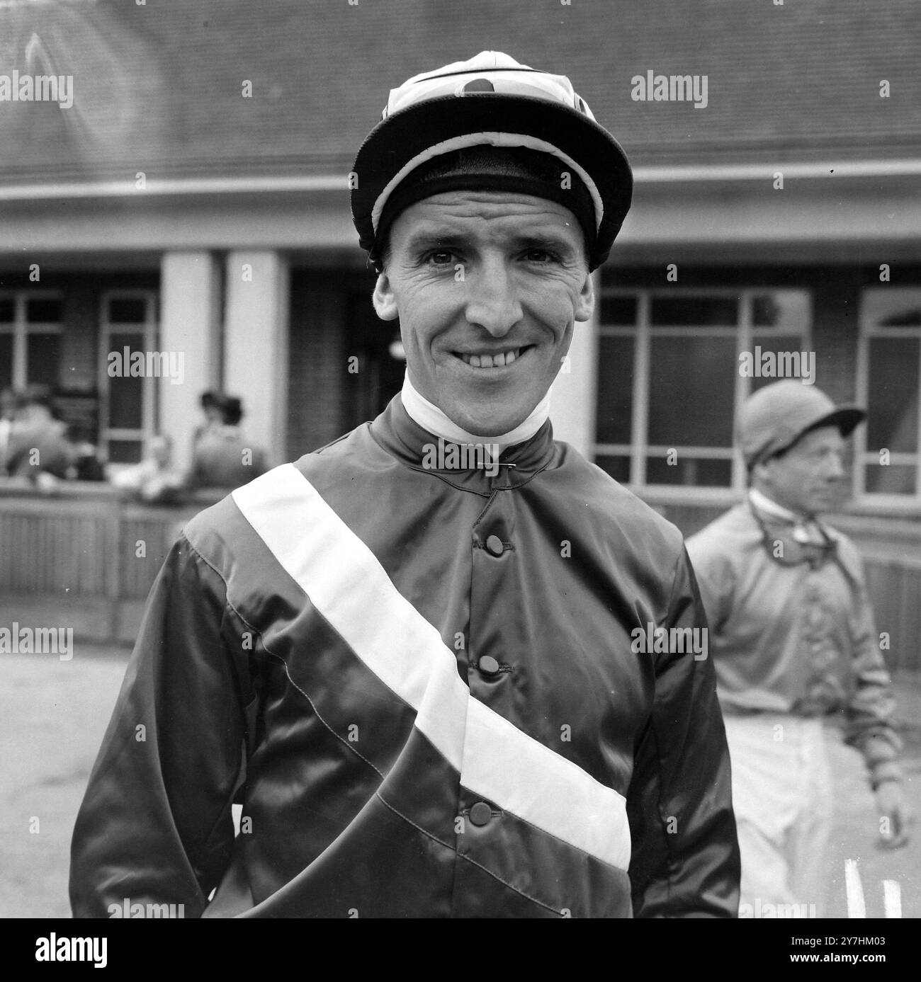 JOCKEY JOE MERCER IN LINGFIELD PARK; 25 MAGGIO 1964 Foto Stock