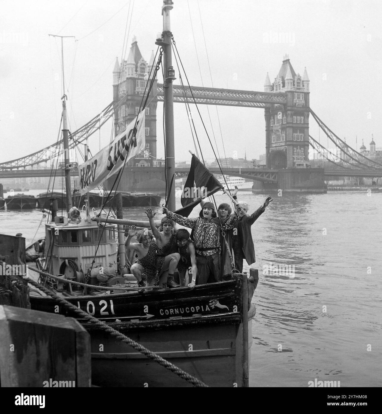 NAVE RADIO PIRATA SUTCH VICINO AL TOWER BRIDGE A LONDRA; 25 MAGGIO 1964 Foto Stock