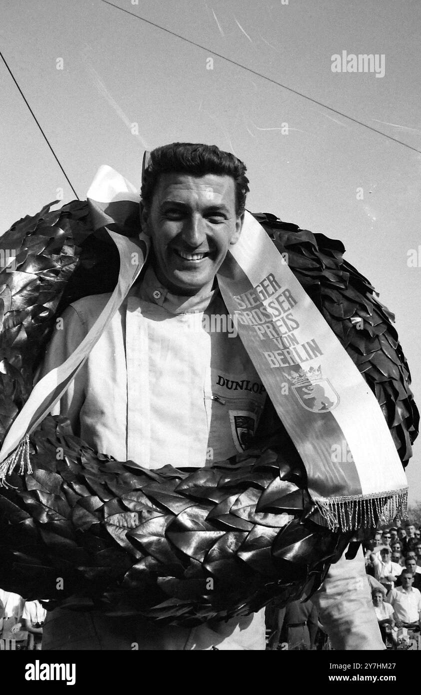 IL PILOTA TONY HEGBOURNE VINCE IL GRAN PREMIO DI BERLINO / ; 26 MAGGIO 1964 Foto Stock