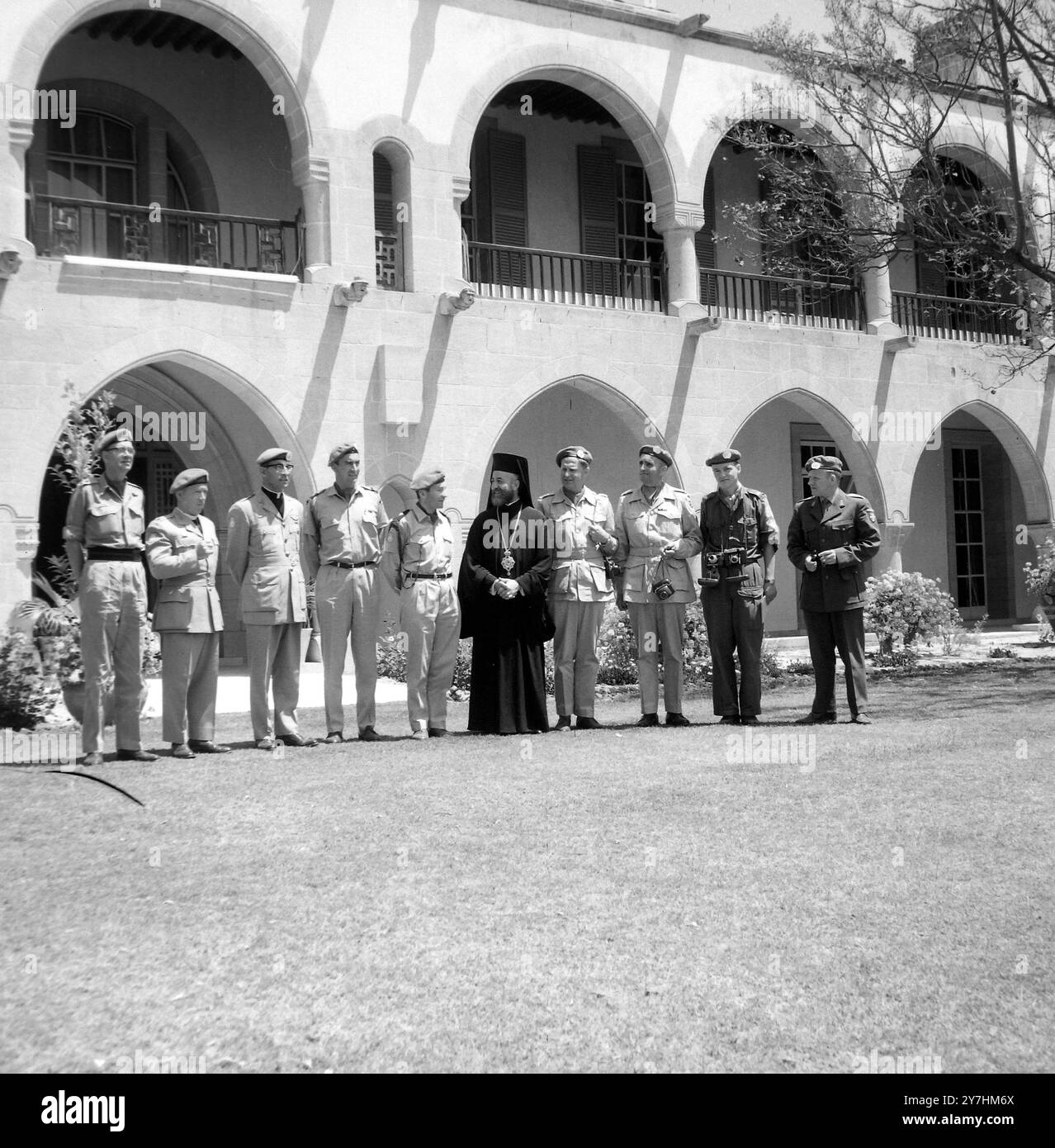 ARCIVESCOVO MAKARIOS CON I CAPPELLANI DELLE NAZIONI UNITE A NICOSIA, CIPRO; 24 MAGGIO 1964 Foto Stock