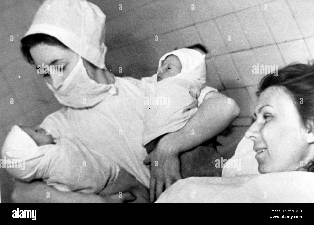 ALBUHOVA S CON GEMELLI NATI SULL'AEREO DI LINEA TU-114 A MOSCA /; 20 MAGGIO 1964 Foto Stock