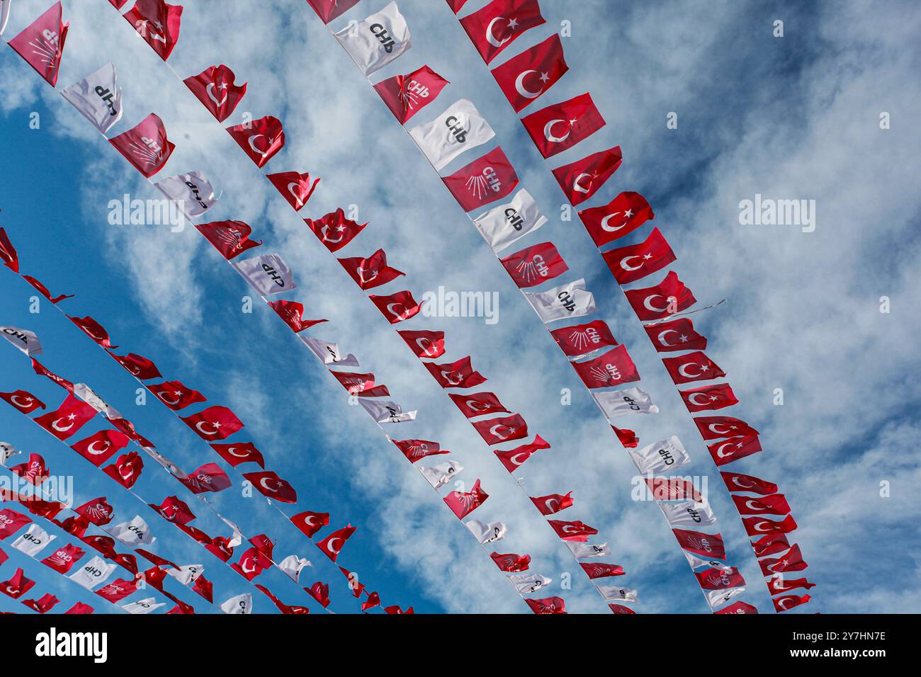 Gaziantep, Turkiye. 25 marzo 2024. Buntings del Partito Popolare Repubblicano in mostra a Gaziantep in vista delle prossime elezioni comunali a Turkiye. Il Partito Popolare Repubblicano è un partito kemalista e socialdemocratico in Turkiye, e il secondo partito più grande della grande Assemblea nazionale di Turkiye Foto Stock