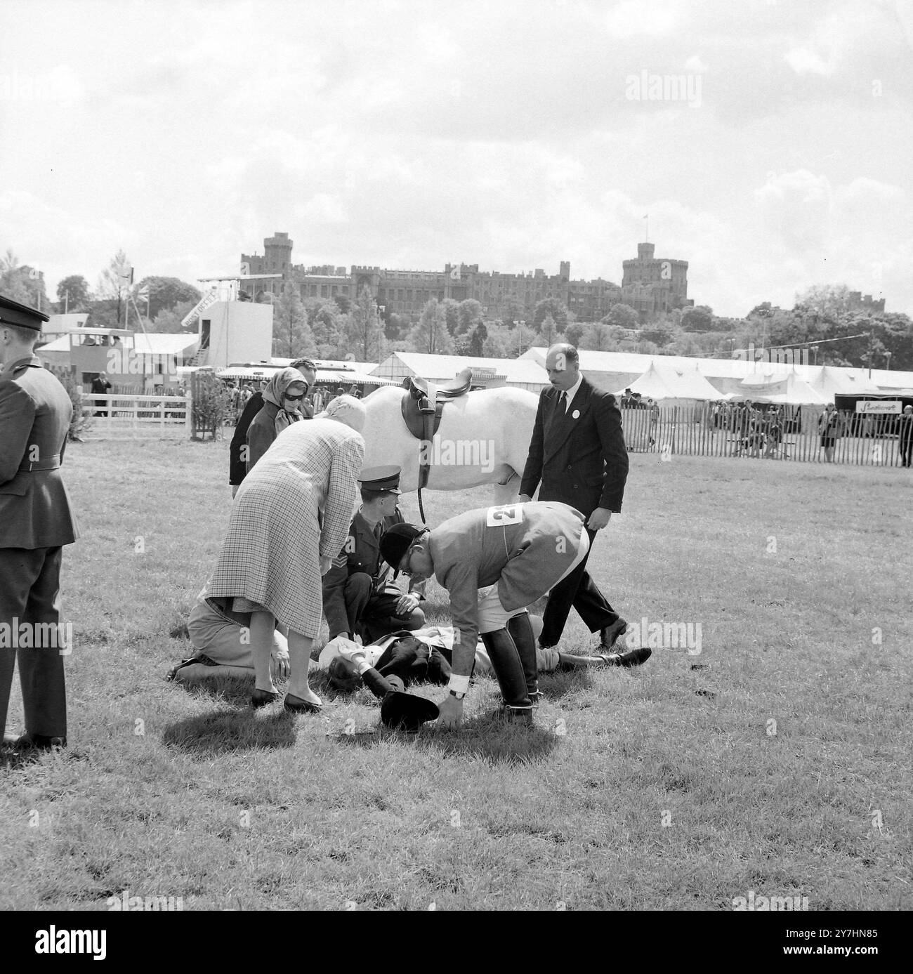 SPETTACOLI DI CAVALLI BERGAN MISS H VAN LIES FIELD AFTER FALL IN WINDSOR ; 14 MAGGIO 1964 Foto Stock