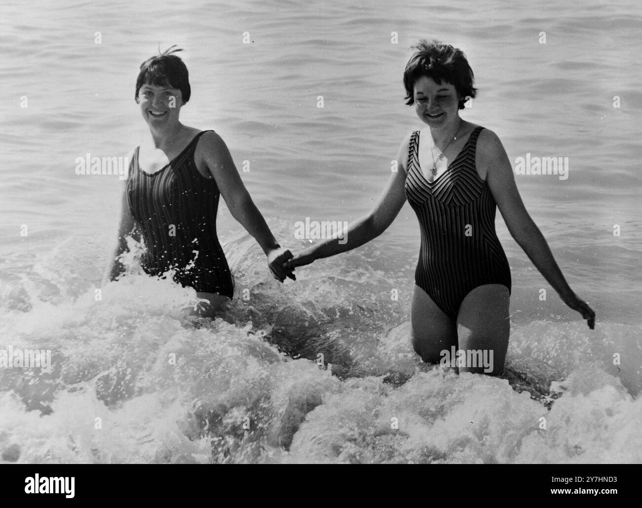 MARGARET BAMFORD INFERMIERA CON JANE SIMONS IN HASTINGS / ; 12 MAGGIO 1964 Foto Stock