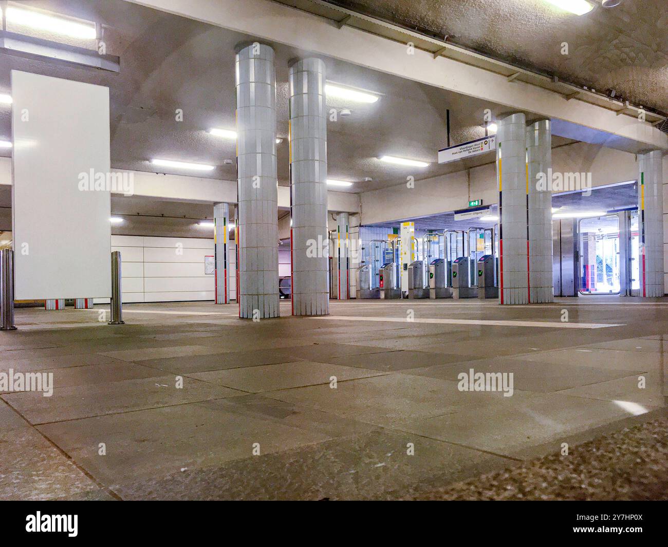 Stazione della metropolitana abbandonata e abbandonata stazione della metropolitana RET a causa dello scoppio di Corona. Rotterdam, Paesi Bassi. Rotterdam Voorschoterlaan Zuid-Holland Nederland Copyright: XGuidoxKoppesxPhotox Foto Stock