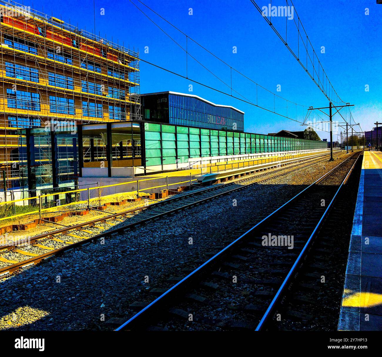Nuovo binario della stazione ferroviaria e hotel per biciclette nuovo hotel per la piattaforma e la bicicletta in costruzione presso la stazione ferroviaria centrale della città. Tilburg, Paesi Bassi. Tilburg Trein Station Noord-Brabant Nederland Copyright: XGuidoxKoppesxPhotox Foto Stock
