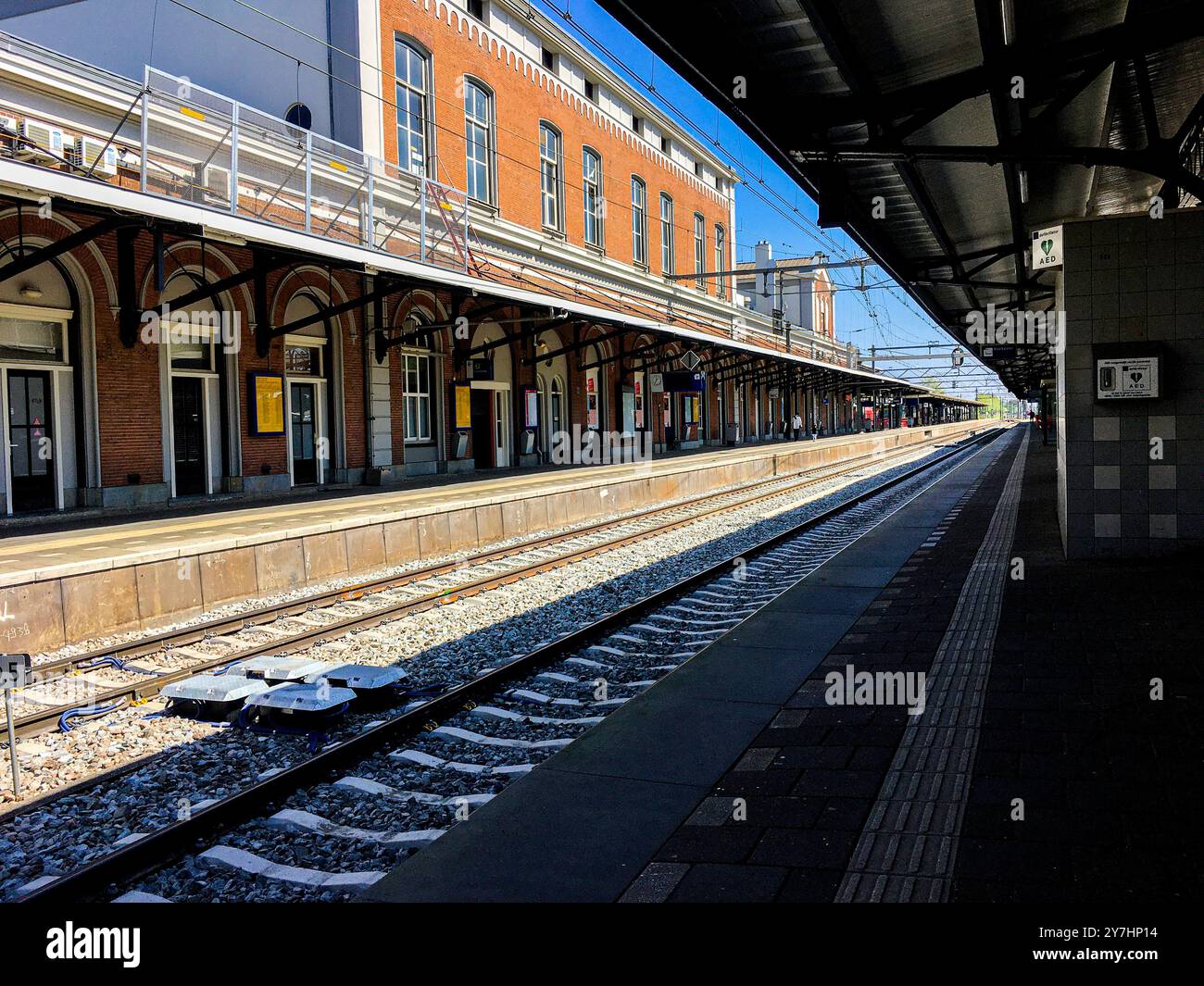Totalmente abbandonata stazione ferroviaria totalmente abbandonata e deserta a poche settimane dallo scoppio di Corona. Dordrecht, Paesi Bassi. Dordrecht Treinstation Zuid-Holland Nederland Copyright: XGuidoxKoppesxPhotox Foto Stock