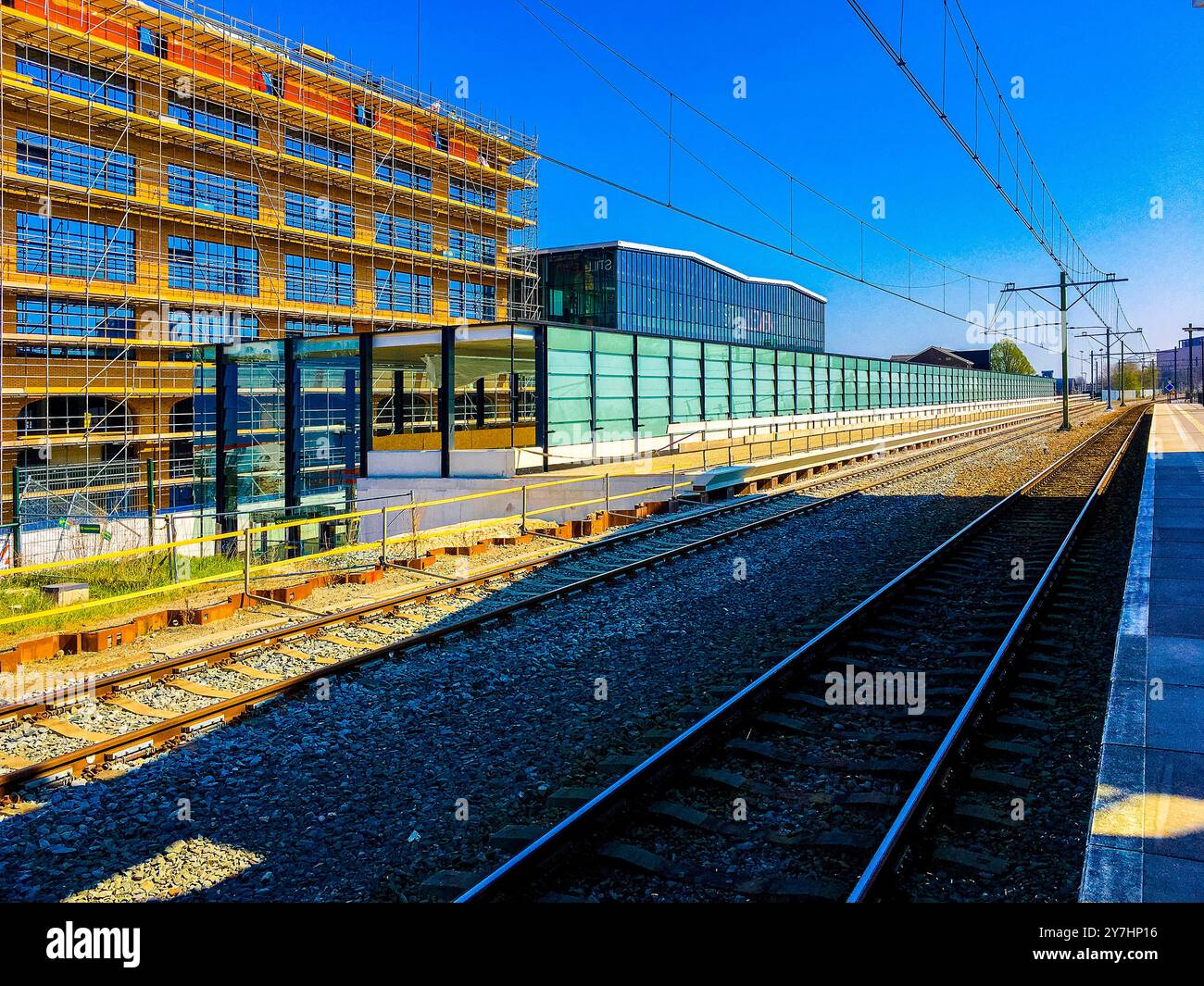 Nuovo binario della stazione ferroviaria e hotel per biciclette nuovo hotel per la piattaforma e la bicicletta in costruzione presso la stazione ferroviaria centrale della città. Tilburg, Paesi Bassi. Tilburg Trein Station Noord-Brabant Nederland Copyright: XGuidoxKoppesxPhotox Foto Stock