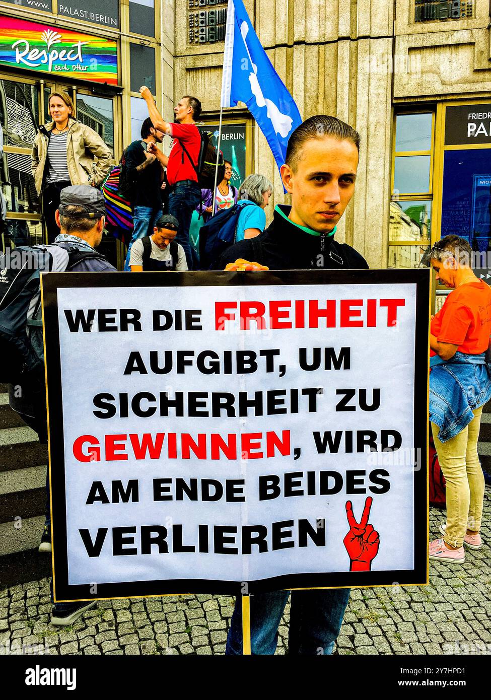 Anti Corona Demo il 29 agosto 2020 circa 30,000 manifestanti si sono riuniti sulla Fredrichstrasse per protestare contro le misure imposte dal governo tedesco a causa della crisi Corona / Covid-19. Berlino, Germania. Berlin Friedrichstrasse Berlino Germania Copyright: XGuidoxKoppesxPhotox Foto Stock