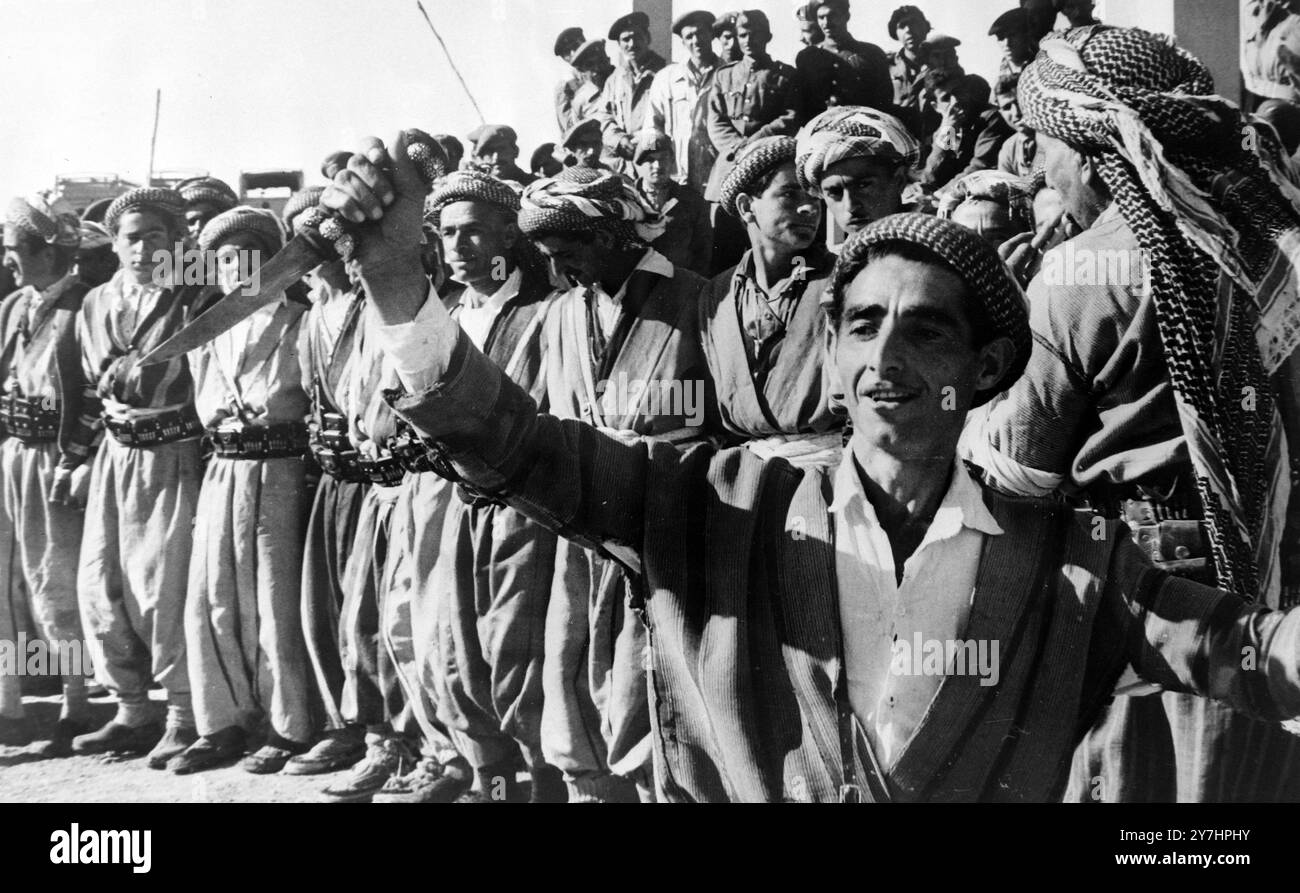 DANZA DEI GUERRIERI TRADIZIONALI DI YEMENITI FIGHTER IN TAIZ; 5 MAGGIO 1964 Foto Stock