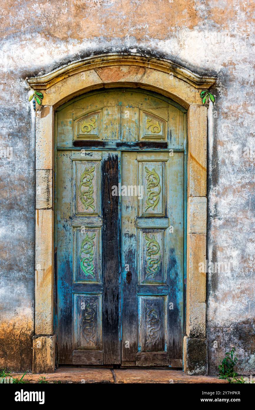 Porta in legno scolpita in un'antica chiesa barocca nella città di Ouro Preto nel Minas Gerais Foto Stock