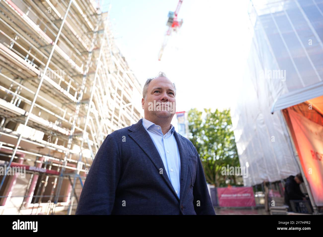Amburgo, Germania. 30 settembre 2024. Dennis Voss, CEO di Kaifu-Nordland eg, si erge sul cantiere dopo la cerimonia di completamento del progetto di costruzione Lok 67 a Lohkoppelweg. Il nuovo quartiere residenziale Lok 67 è composto da 106 appartamenti, 20 dei quali sovvenzionati pubblicamente, nonché da un centro di assistenza diurna con più di 50 posti. Crediti: Marcus Brandt/dpa/Alamy Live News Foto Stock