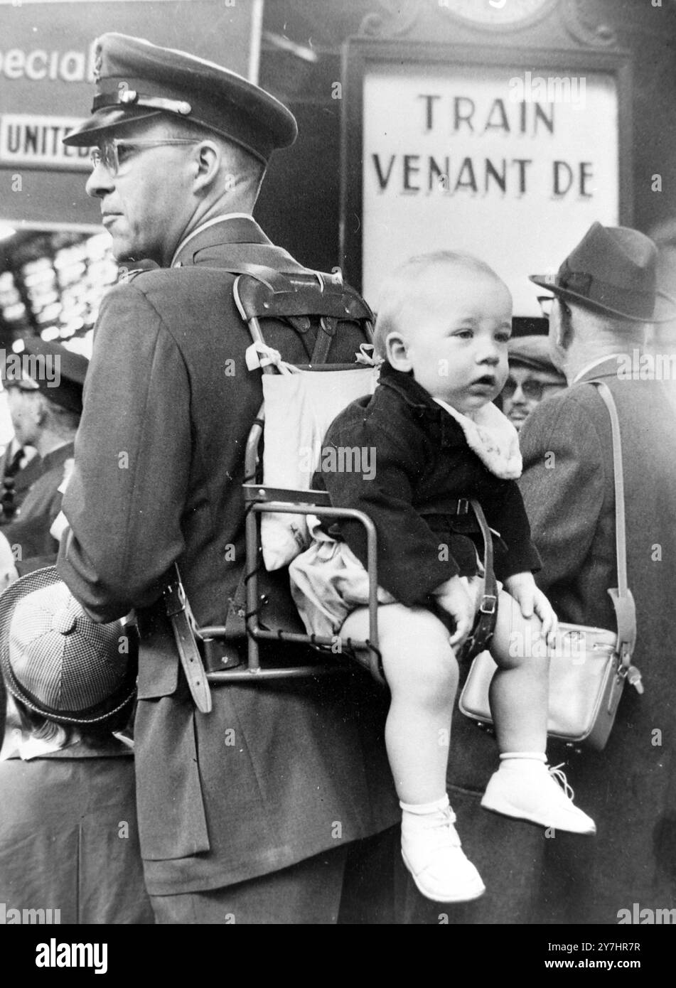 SOLDATO USA CON BAMBINO LEGATO ALLE SPALLE A PARIGI ; 30 APRILE 1964 Foto Stock