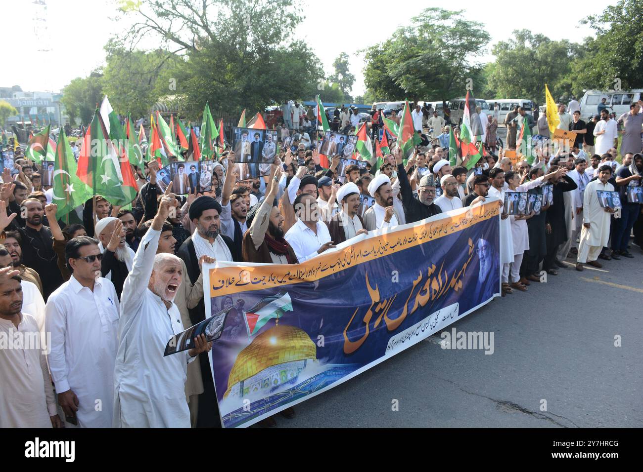 Islamabad, Pakistan. 29 settembre 2024. Attivisti e sostenitori di Majlis Wahdat-e-‹meen, un partito politico sciita, partecipano a una marcia di protesta per condannare l'uccisione di Hassan Nasrallah, defunto leader del gruppo libanese Hezbollah. Migliaia di persone hanno protestato nelle città pakistane dopo che il gruppo sostenuto dall'Iran ha confermato che il suo capo di lunga data era stato ucciso da un attacco aereo israeliano in Libano. (Foto di Raja Imran Bahadar/Pacific Press) credito: Pacific Press Media Production Corp./Alamy Live News Foto Stock