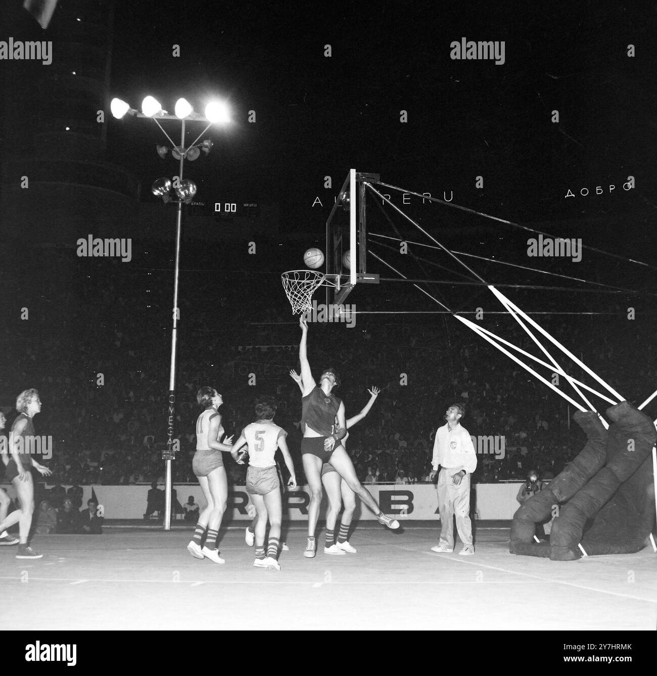 PALLACANESTRO RUSSIA SEGNA CONTRO IL BRASILE AI CAMPIONATI MONDIALI DI LIMA, PERÙ ; 28 APRILE 1964 Foto Stock