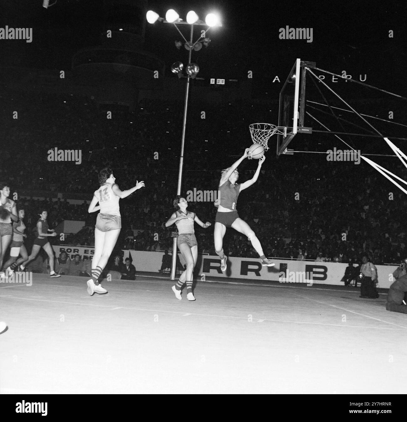 PALLACANESTRO RUSSIA SEGNA CONTRO IL BRASILE AI CAMPIONATI MONDIALI DI LIMA, PERÙ ; 28 APRILE 1964 Foto Stock