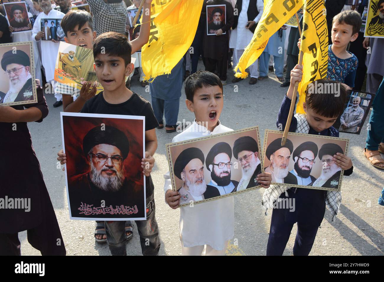 Islamabad, Pakistan. 29 settembre 2024. Attivisti e sostenitori di Majlis Wahdat-e-‹meen, un partito politico sciita, partecipano a una marcia di protesta per condannare l'uccisione di Hassan Nasrallah, defunto leader del gruppo libanese Hezbollah. Migliaia di persone hanno protestato nelle città pakistane dopo che il gruppo sostenuto dall'Iran ha confermato che il suo capo di lunga data era stato ucciso da un attacco aereo israeliano in Libano. (Credit Image: © Raja Imran Bahader/Pacific Press via ZUMA Press Wire) SOLO PER USO EDITORIALE! Non per USO commerciale! Foto Stock