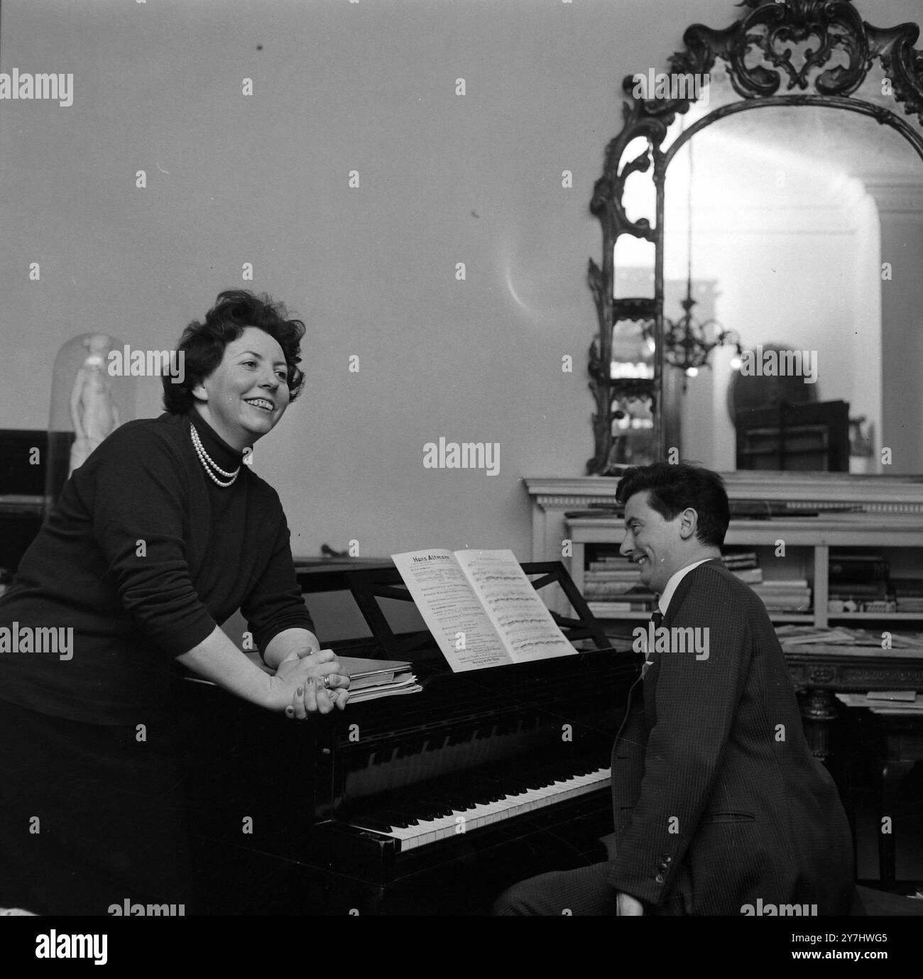 RENATE ALTMAN PROVA LA CANZONE PRIMA DEL CONCERTO ALLA WIGMORE HALL DI LONDRA; 15 APRILE 1964 Foto Stock