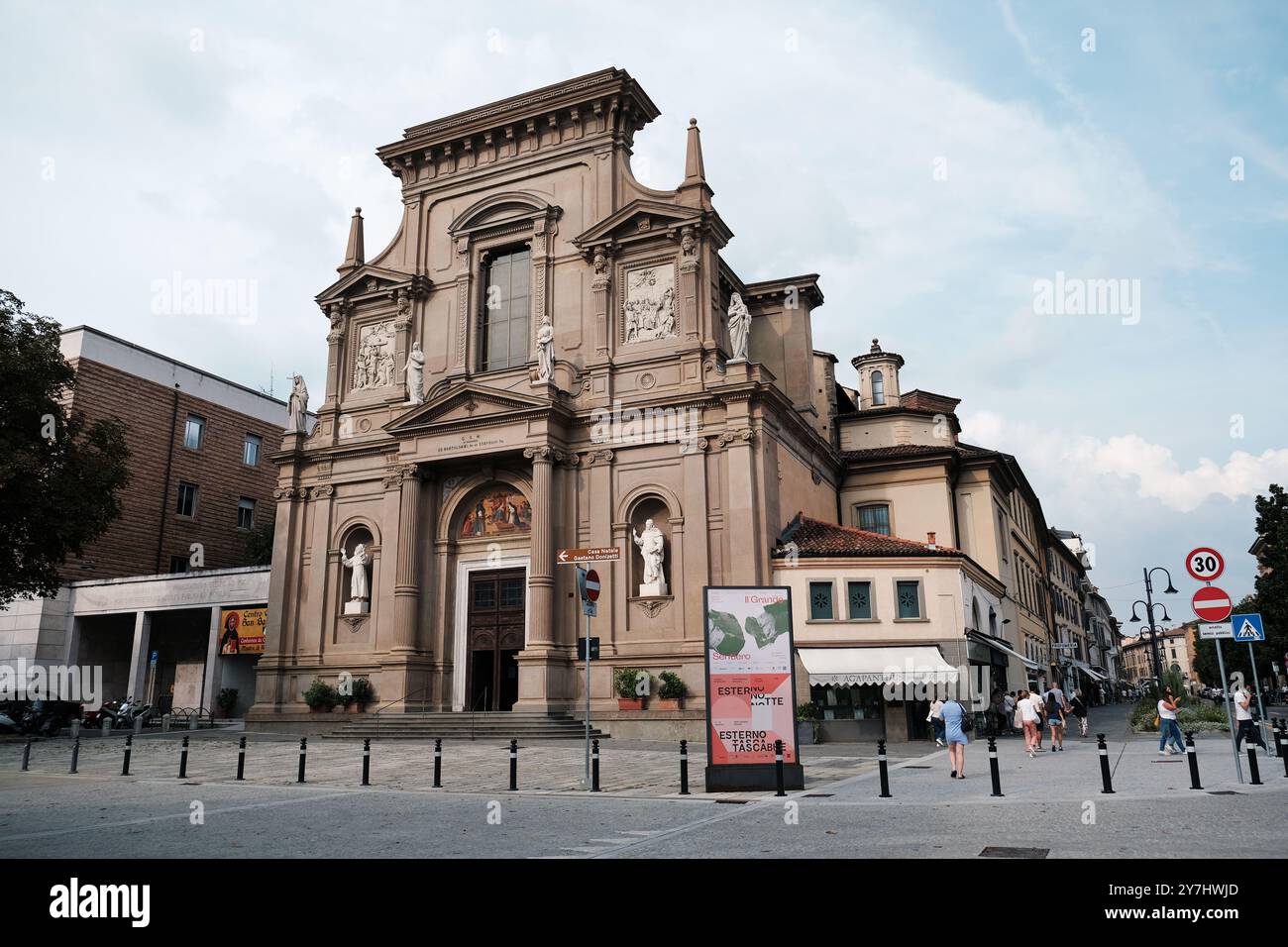 mo, Italia - 4 settembre 2024. Vista sulla strada con Chiesa di San Bartolomeo, Bergamo, città bassa, Bergamo, Italia Foto Stock