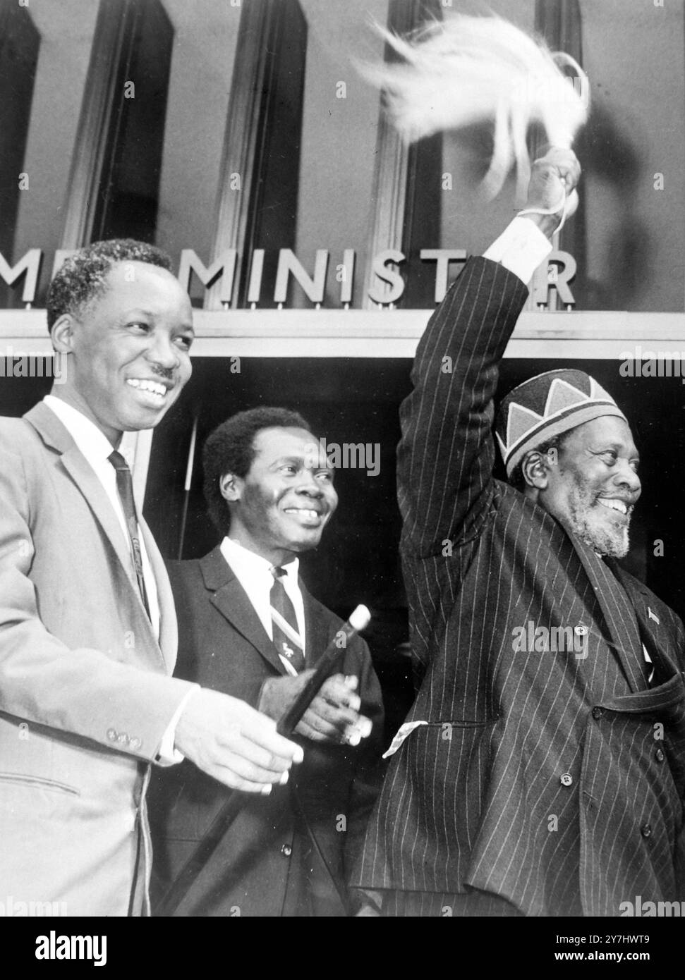 IL LEADER KENIANO PREMIER AFRICANO JOMO KENYATTA CON JULIUS NYERERE J E MILTON OBOTE A NAIROBI, KENYA / ; 13 APRILE 1964 Foto Stock