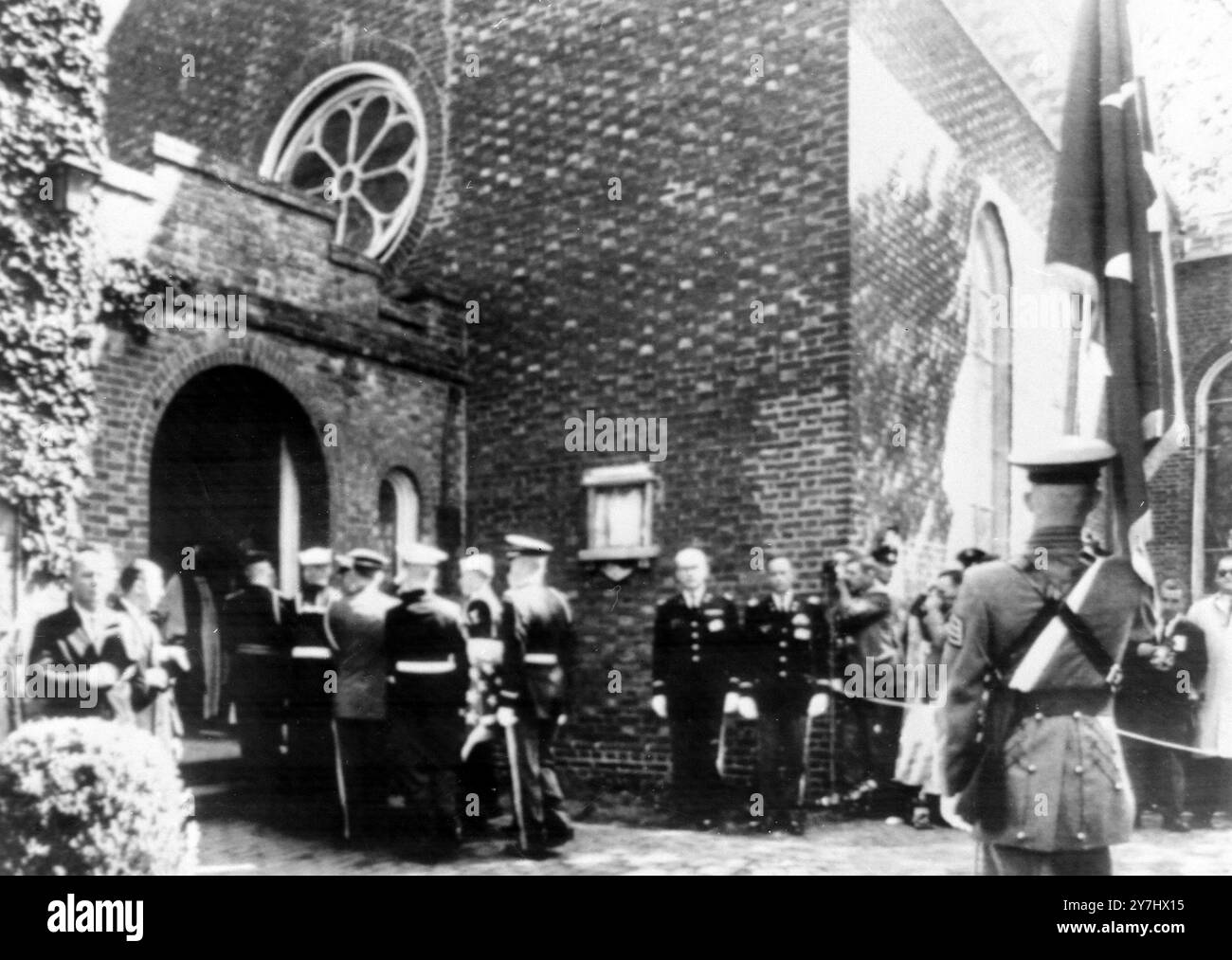 FUNERALE DELLA BARA GENERALE DOUGLAS MACARTHUR PORTATO NELLA CHIESA DI ST PAULS A NORFOLK, VIRGINIA; 11 APRILE 1964 Foto Stock